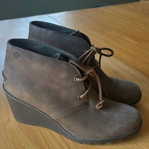Women's Sperry Harlow Brown Wedge Ankle Boots with Lace-Up Closure size 9 40